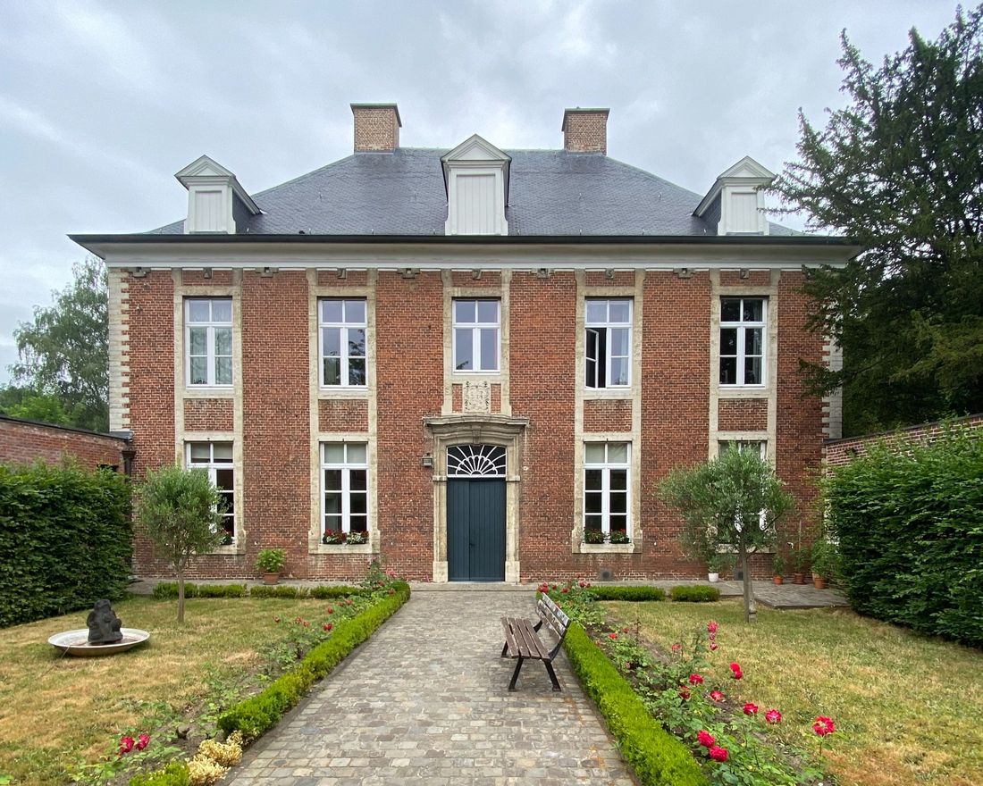 Klassiek bakstenen herenhuis met leien dak en tuin